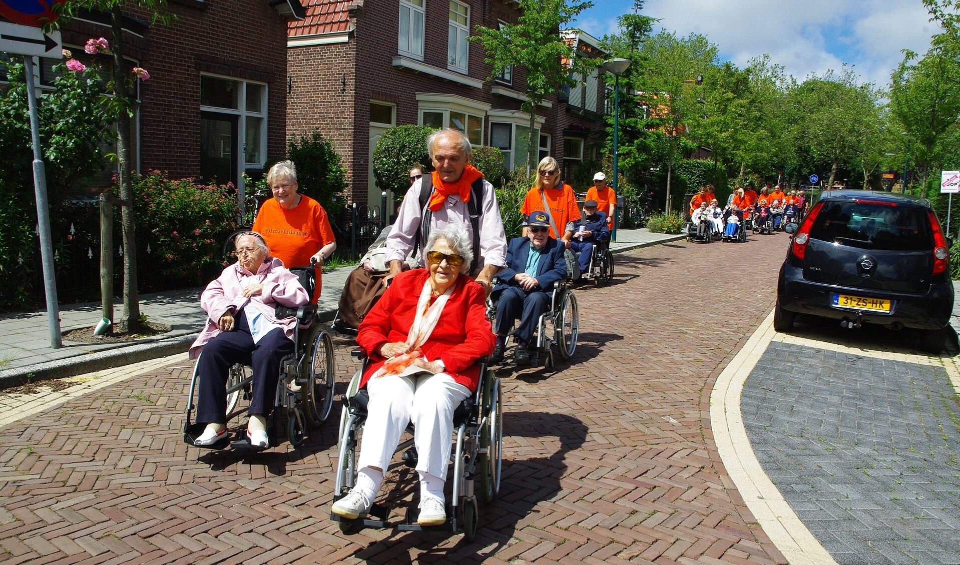 Duwers en deelnemers genieten van de wandelingen door het dorp.