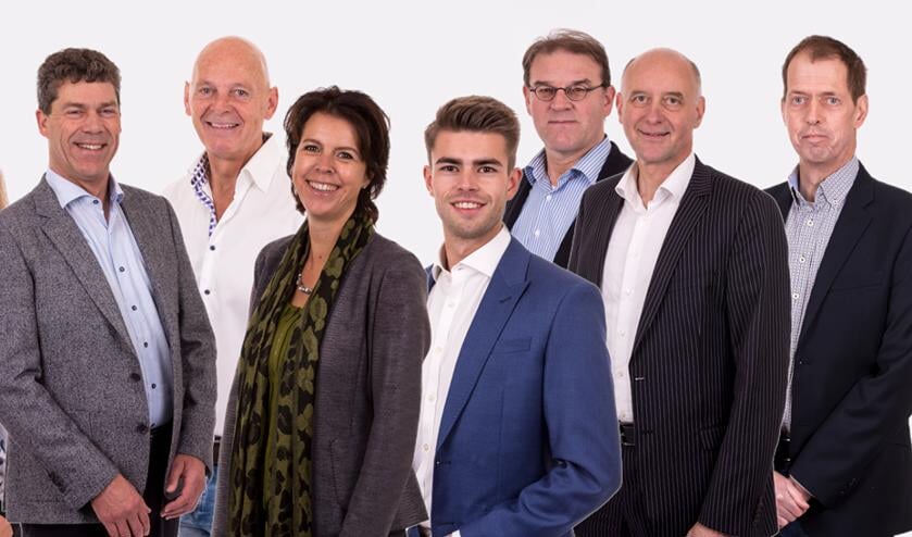 Joren Noorlander (derde van rechts) moet vanwege een verhuizing stoppen in de raad. Zijn plek wordt ingevuld door Bart van der Ploeg (tweede van rechts).