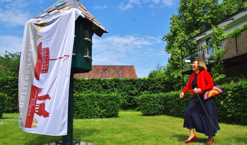 De eerste poging van oud-burgemeester Els Timmers om de duiventil te onthullen, mislukte. | Foto Willemien Timmers