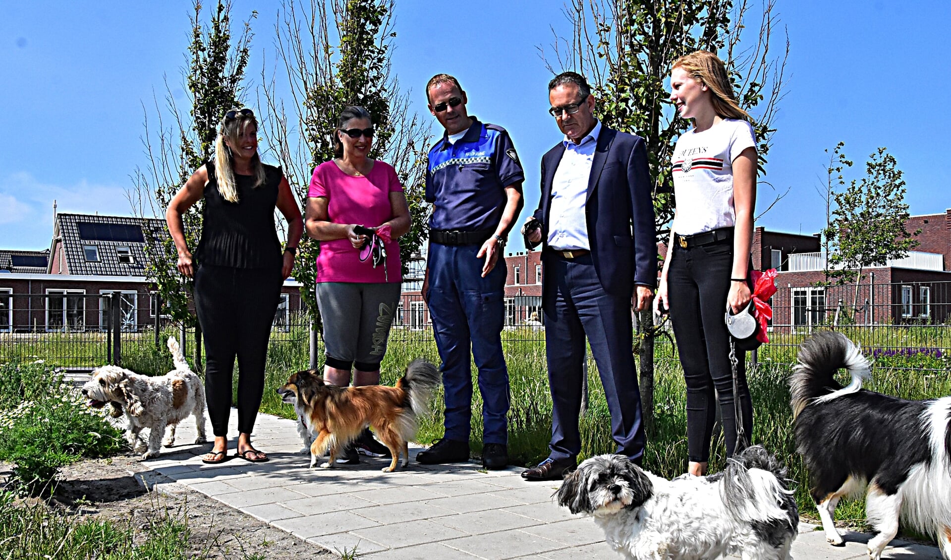 Wethouder Rob ten Boden en boa Rob Clemens delen sleutelhangers uit aan hondenbezitters. | Foto: PvK