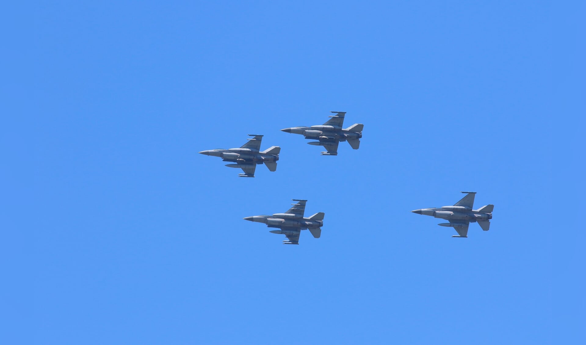 Ook vier F16's waren te zien boven Leiderdorp.    