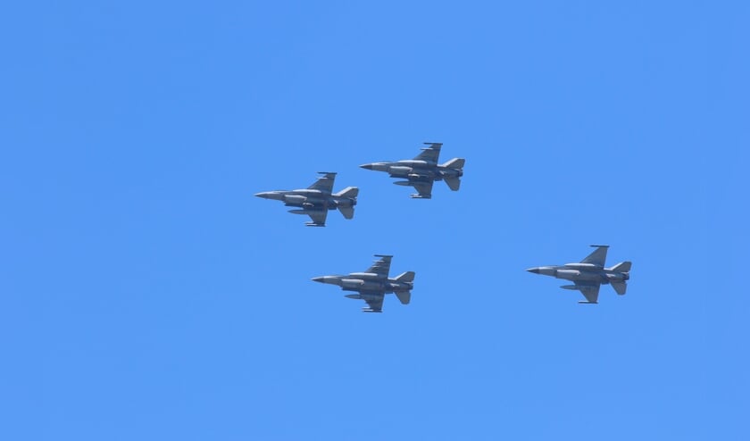 Ook vier F16's waren te zien boven Leiderdorp.