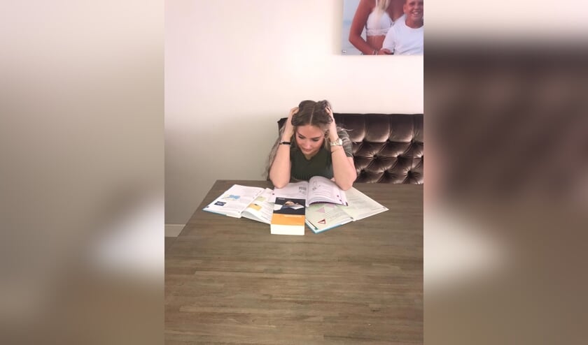 Voor nu kunnen de boeken de kast in, maar of dat zo blijft, is nog even de vraag. Duimen maar voor woensdag 12 juni wanneer ook Kaylee Zandvliet hoort of ze wel of niet geslaagd is. | Foto en tekst: Petra Noordervliet