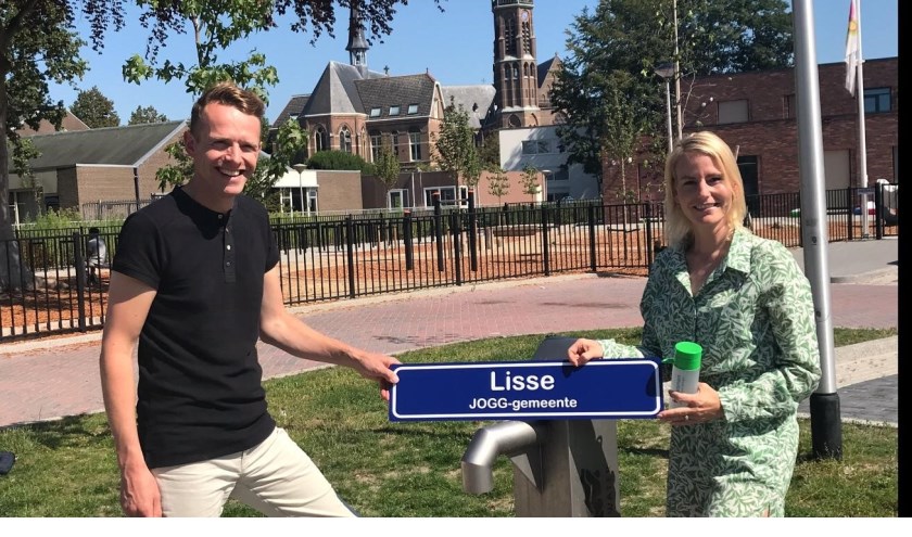 Volgens wethouder Van der Laan (rechts) is het belangrijk dat jongeren gezond kunnen opgroeien. Aansluiten bij JOGG stimuleert dit streven.