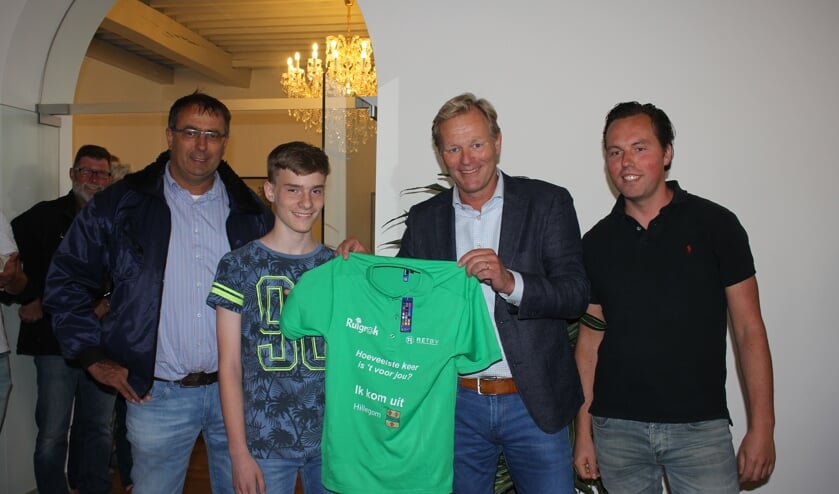 Vlnr: Peter Ruigrok, de jongste deelnemer uit Hillegom Nick Garrelst, wethouder Fred van Trigt en Renze Topper. | Foto: Annemiek Cornelissen