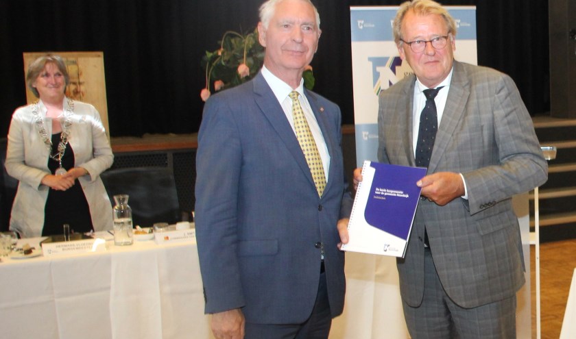 Hans Knapp overhandigt de profielschets voor een nieuwe burgemeester aan Jaap Smit. | Foto: Wim Siemerink