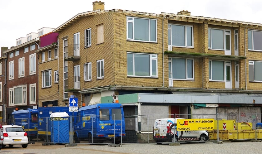 Na aankoop liet de gemeente voormalig hotel Riche meteen slopen. Eerst gingen de 'asbestmannetjes' er ana de slag. | Foto: archief / RD
