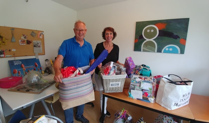 Rob en Monique bij een deel van de Zomerpakketten. | Foto: pr