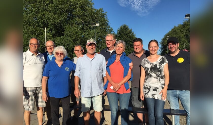 Links staan Koos en Rob, met een deel van de deelnemende teams.