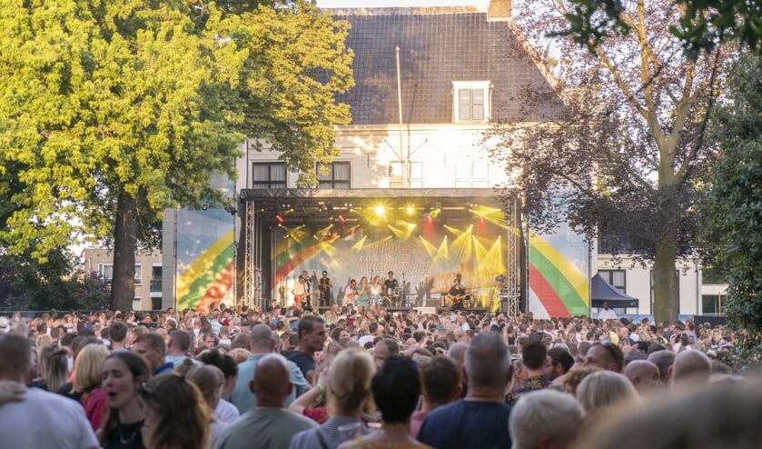 Ook in de middag is het volle bak voor het podium bij het Hof. | Foto: Remco Out.