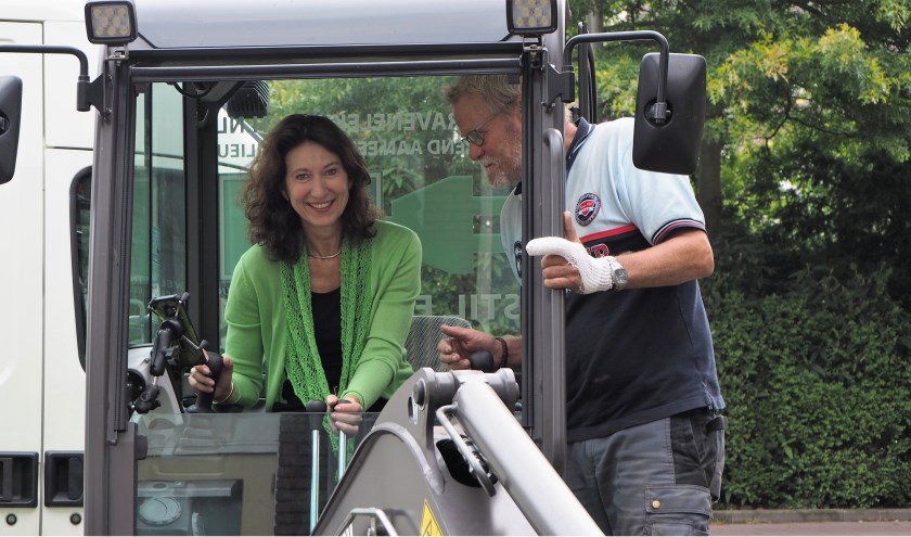 Karin Hoekstra test de nieuwe graver onder toeziend oog voor eigenaar Jolman. | Foto: Rose Marie Keijzer.