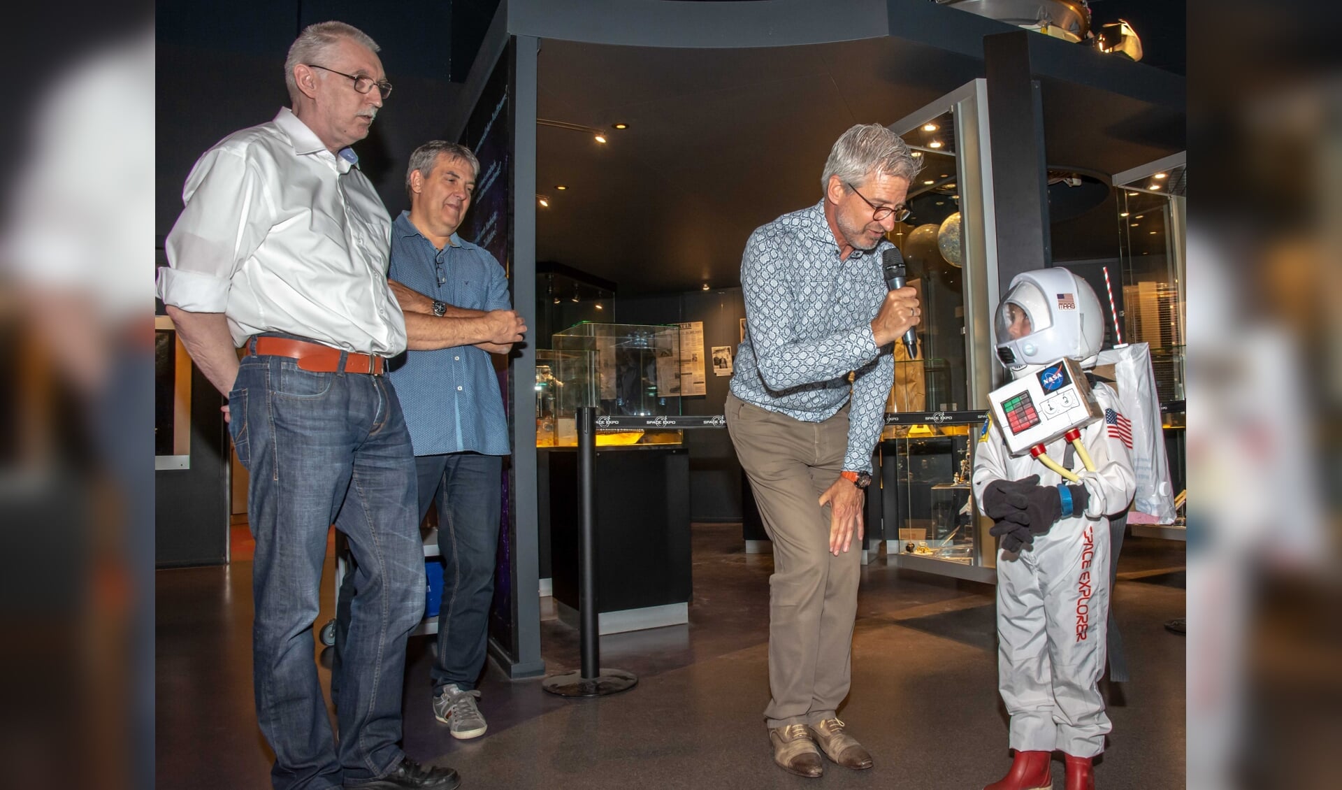 Op de openingsfoto’s ziet u Rob van den Berg, directeur Space Expo, hij opende de nieuwe tentoonstelling met de heren Danny van Hoecke, Ed Hengeveld en Ole Hellfritzsch. Zij leverden alle drie bijzondere objecten voor deze expositie. Ook in beeld: de toekomstige astronaut Lars!   