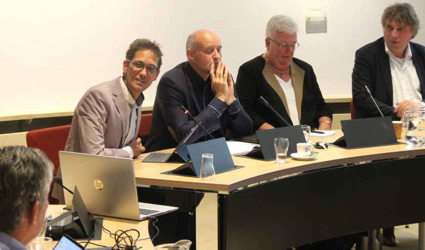 Arno van Kempen, hier naast wethouder Ter Hark, benadrukte dat hij in Noordwijk vooral suggesties kwam ophalen. | Foto: WS