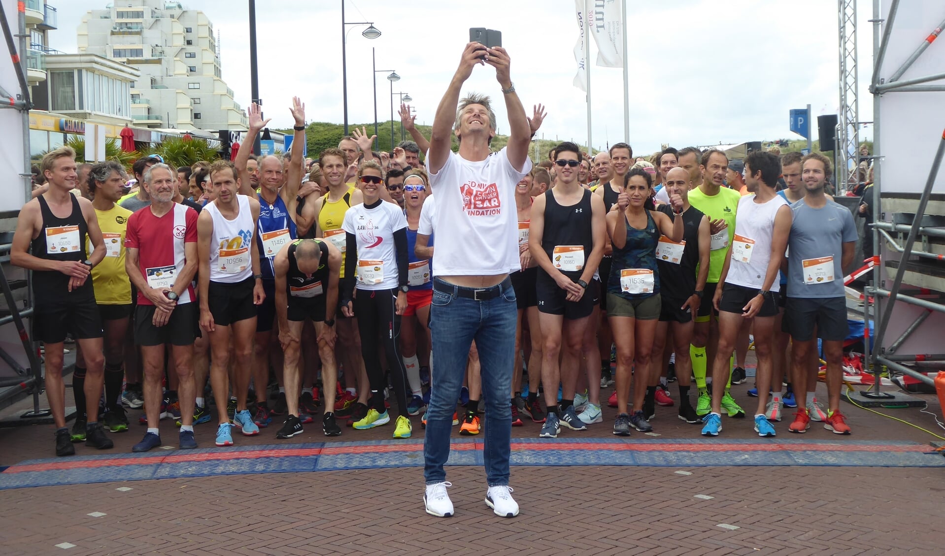 Edwin van der Sar maakt foto´s van de atleten aan de start. | Foto: Ina Verblaauw
