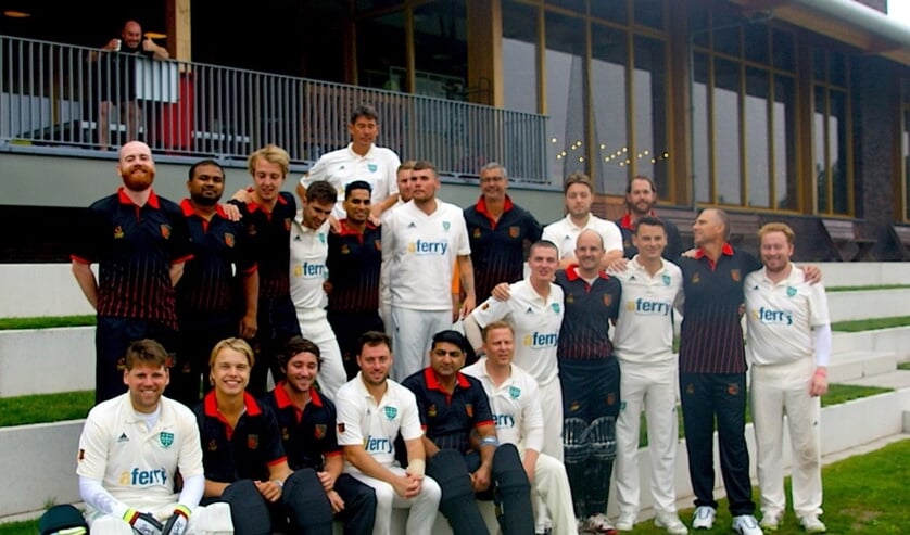 Tijdens de tweejaarlijkse uitwisseling Ajax/Abingdon Vale werd afgelopen week het zestigjarig bestaan van de lange vriendschap tussen deze oude cricketverenigingen gevierd. | Foto Frits de Jongh