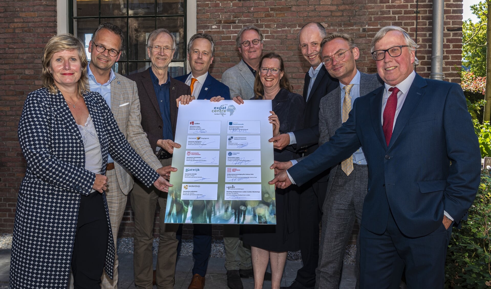 Partners van Economie071 (met 4e van links de Leiderdorpse wethouder Willem Joosten) zijn enthousiast over de verzelfstandiging van het Expat Centre regio Leiden.
