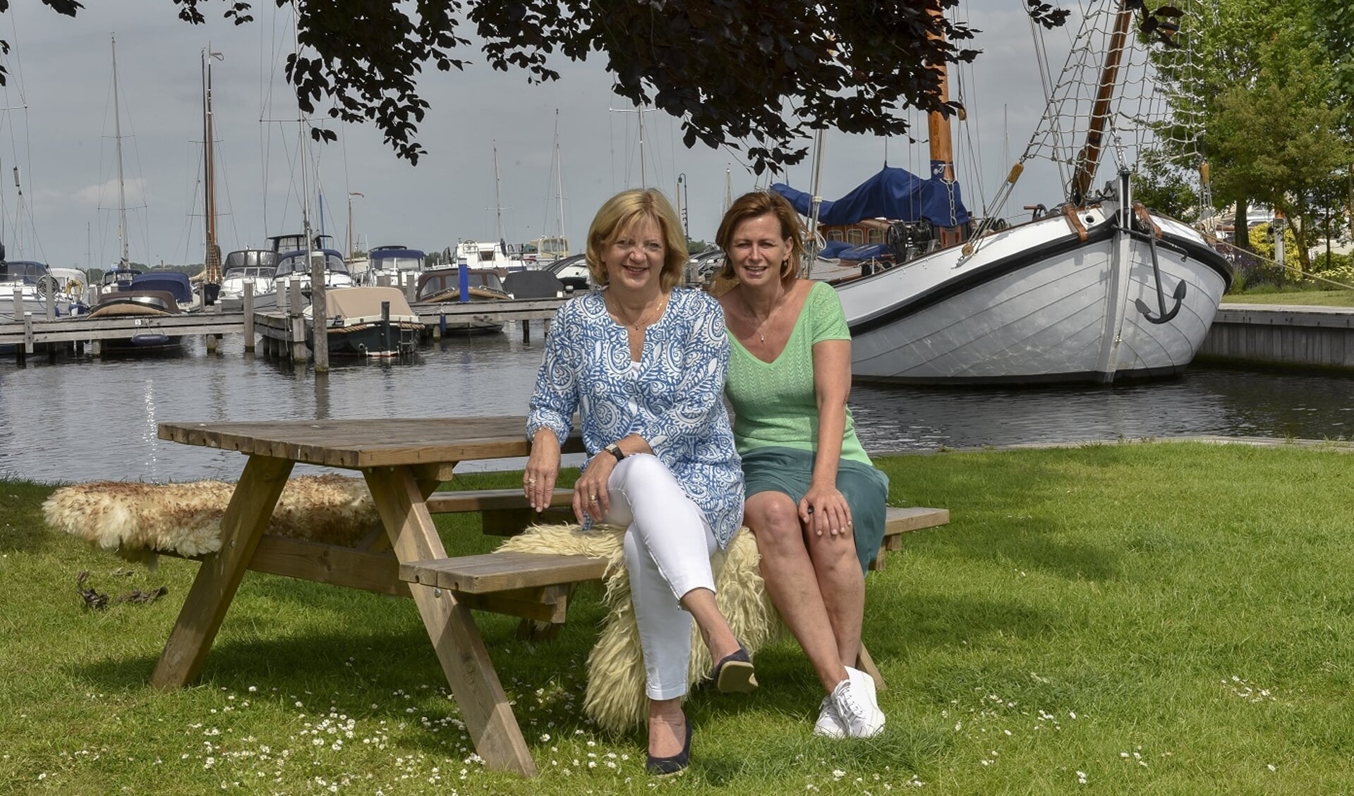 Jacqueline Eenens (l) en Jacqueline van Heteren organiseren het zomerse Boezemcafé. 