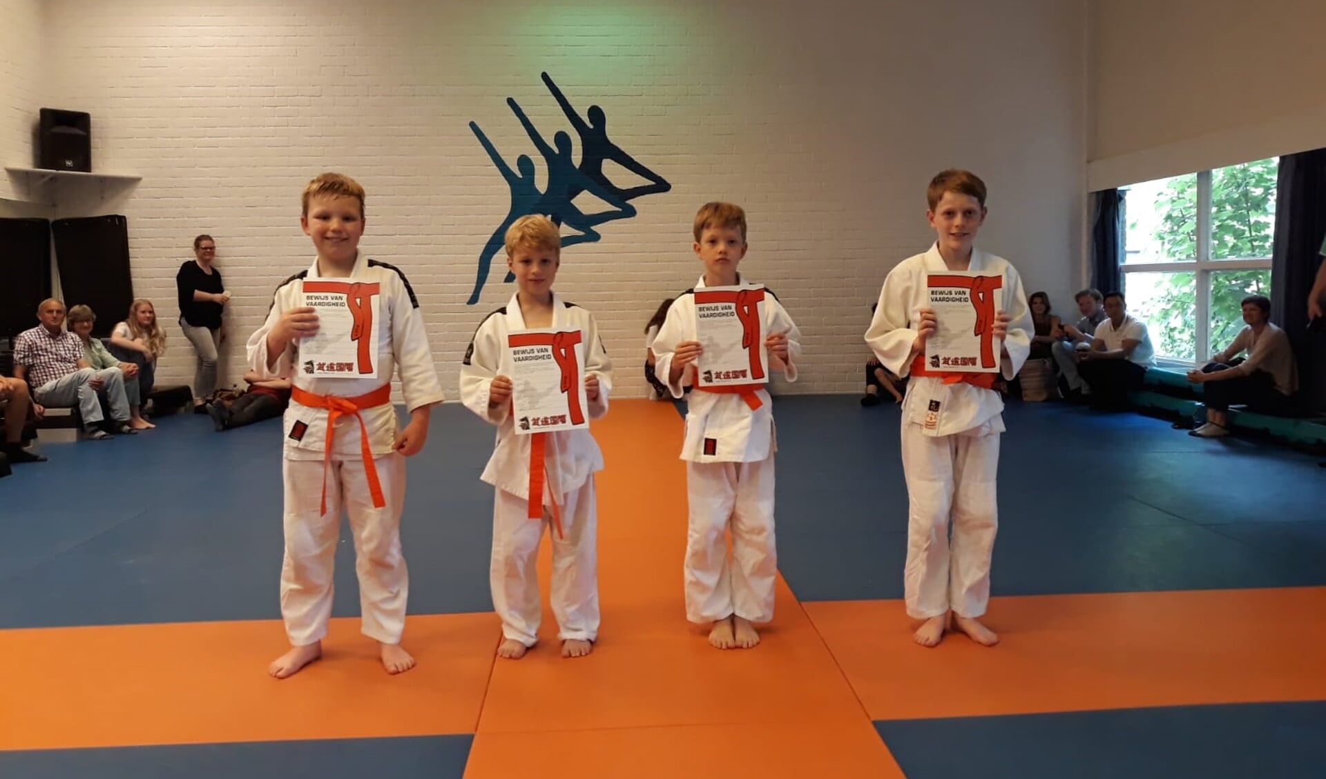 Vier trotse judoka's met hun oranje band. | Foto: PR