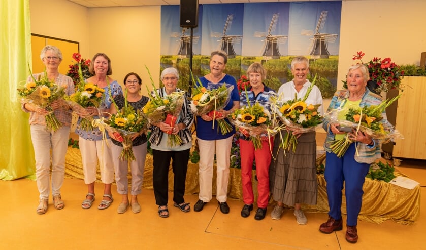 Dieneke Bos, Anneke Langenberg en Riet Werkhoven zijn maar liefst vijfentwintig jaar vrijwilliger bij Van Wijckerslooth. Truus de Haas, Mary de Jongh, Lia Terstegen, Anna Poel en Nita Wandschneider zijn dit al twaalf en een half jaar. (De dames staan niet op volgorde van benoemen.)