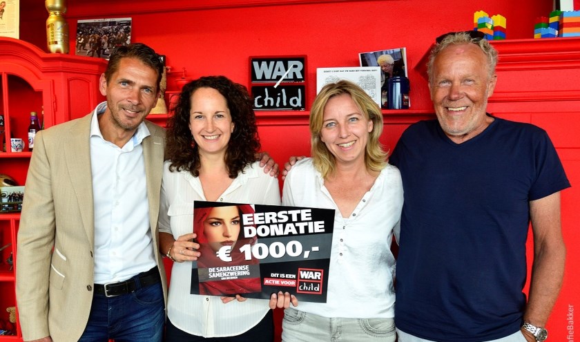 Het schrijversduo Eric Bakker en Herman Zandstra met twee vertegenwoordigers van War Child.