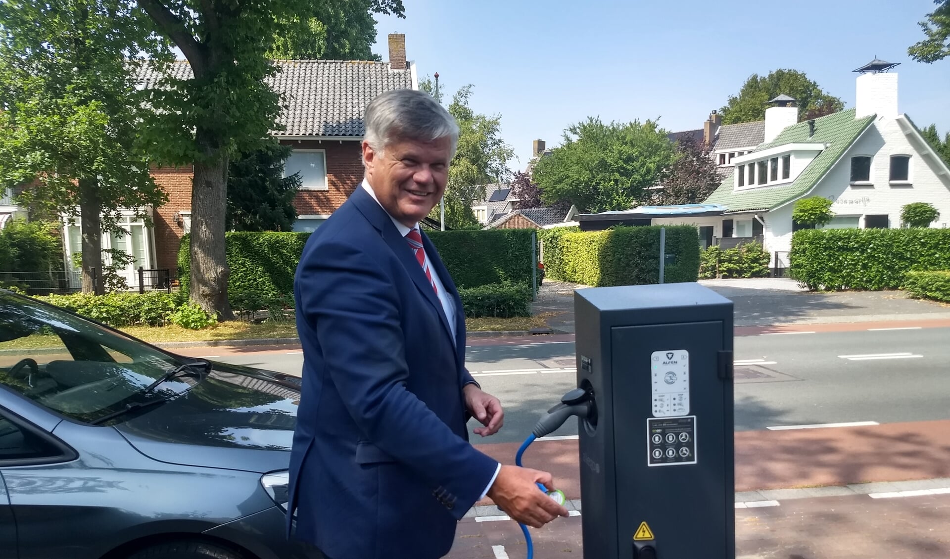 Met het aankoppelen van de auto aan de nieuwe laadpaal, nam wethouder Kees van der Zwet deze officieel in gebruik.