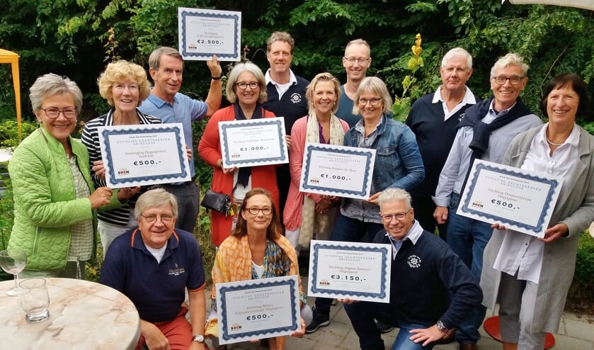 Zeven goede doelen ontvingen een cheque.