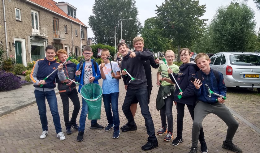 Groepjes leerlingen trokken door de wijken om zwerfafval op te ruimen.