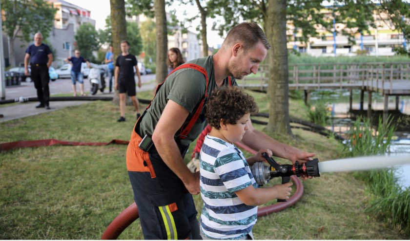 Enkele kinderen mochten meehelpen bij de oefening.