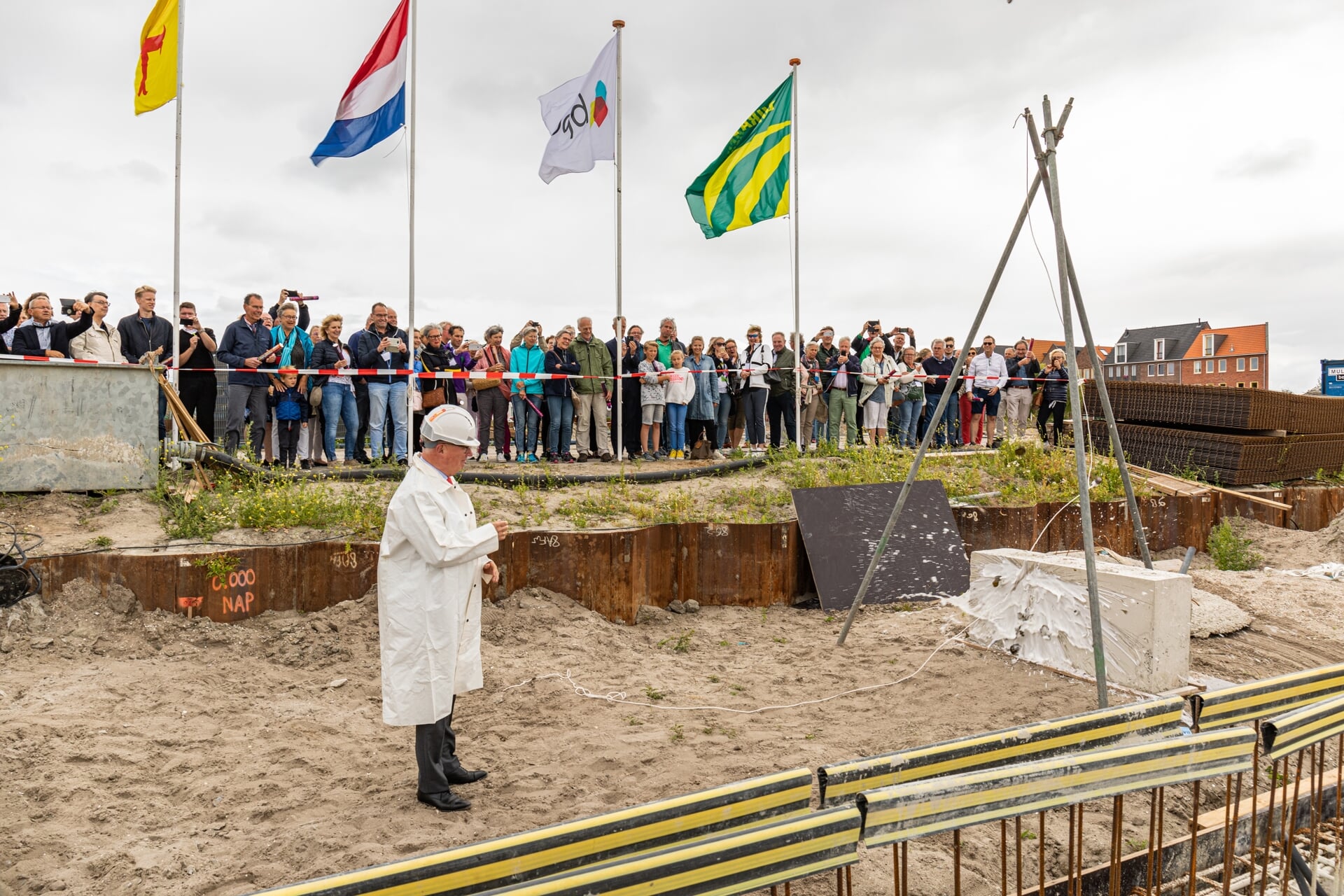Wethouder Peter Glasbeek 'doopte' in 2019 de bouw van Kop van Rhijn. | 