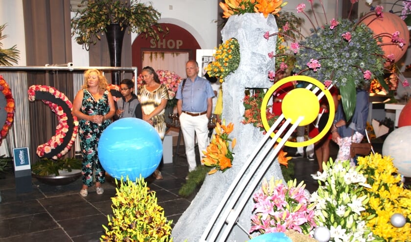 In de kapel worden bloemenarrangementen en mensen verbonden. | Foto: Wim Siemerink