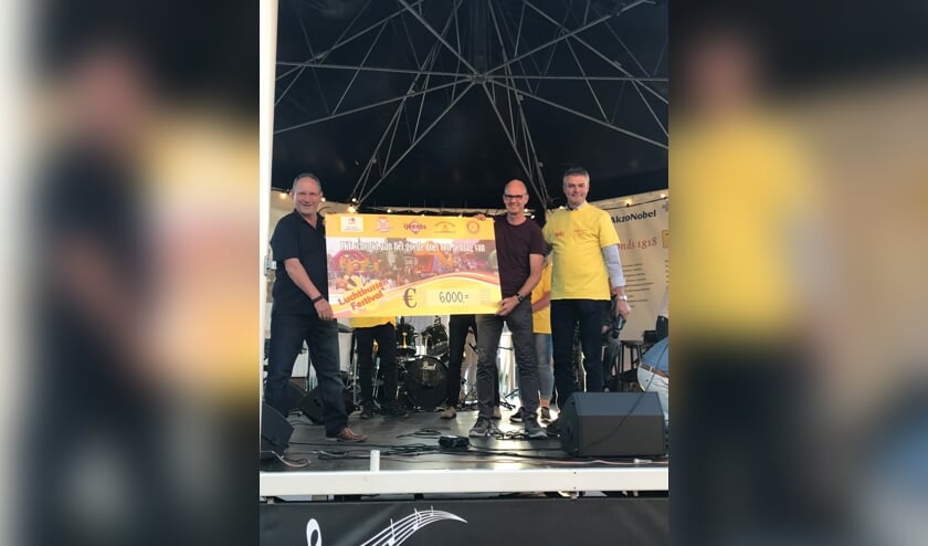 Erik van der Veld, Claus van der Zalm (bestuurslid Voorhoutse IJsclub) en Ruud Neuteboom poseren met de cheque.