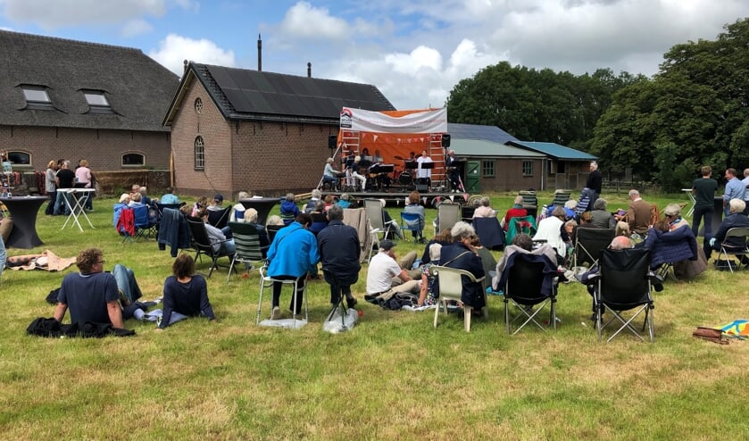 Zo'n 100 mensen genoten zondag ontspannen in het gras van de oude kasteeltuin genieten van muziek.
