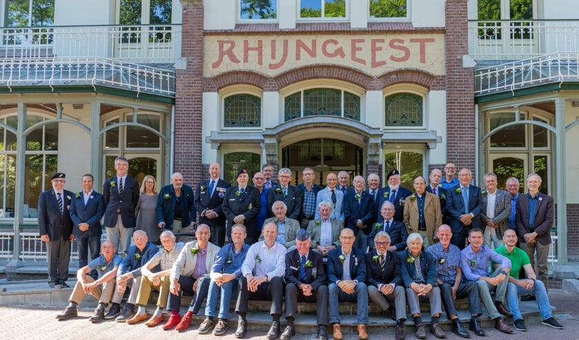 De veteranen en college voor de traditionele groepsfoto voor het gemeentehuis.
