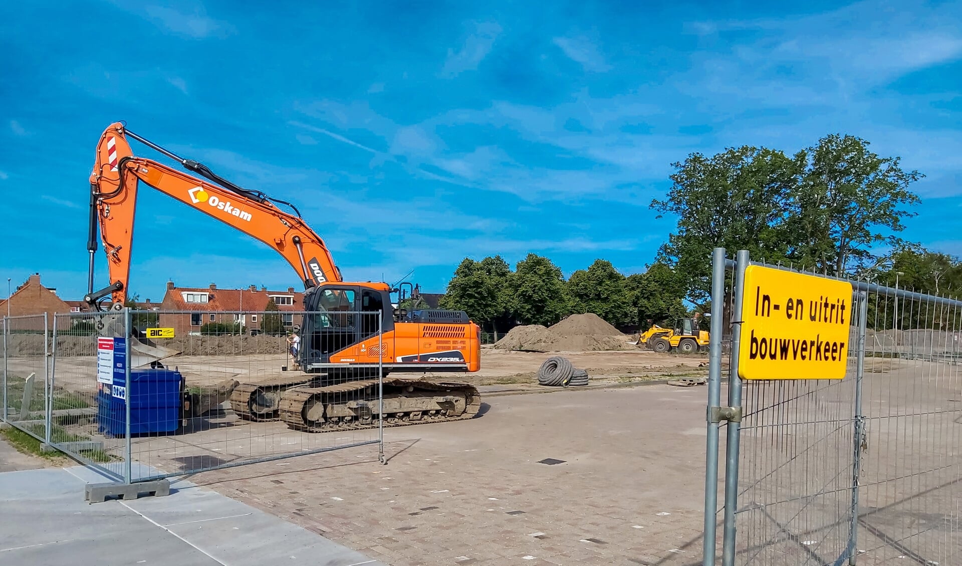 De entree naar het bouwterrein vanaf de Willem-Alexanderlaan. | Foto: J.P. Kranenburg