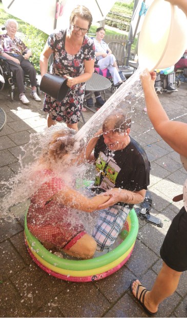 Heerlijk kliederen met water, lekker koel!