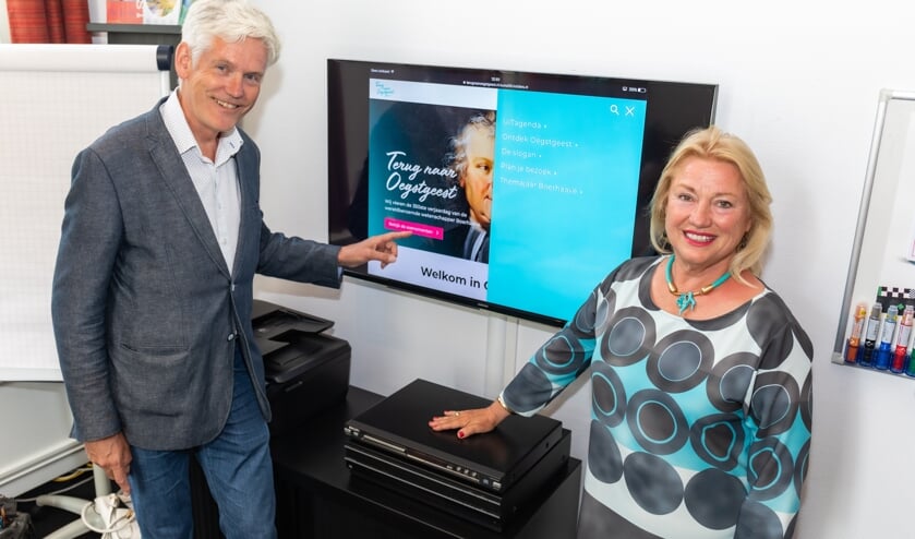 Wil van Elk start met een 'klik' de nieuwe website. Naast hem Marjolijn van der Jagt.