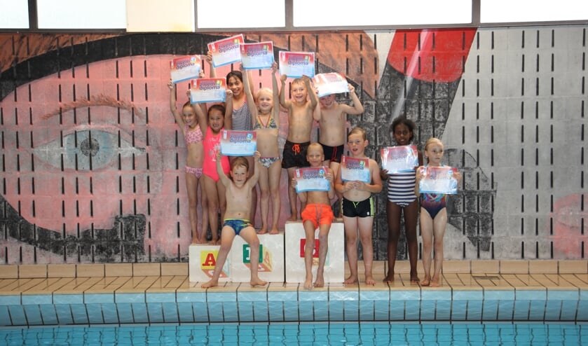 Trots tonen de zwemmers hun B- of C-diploma.