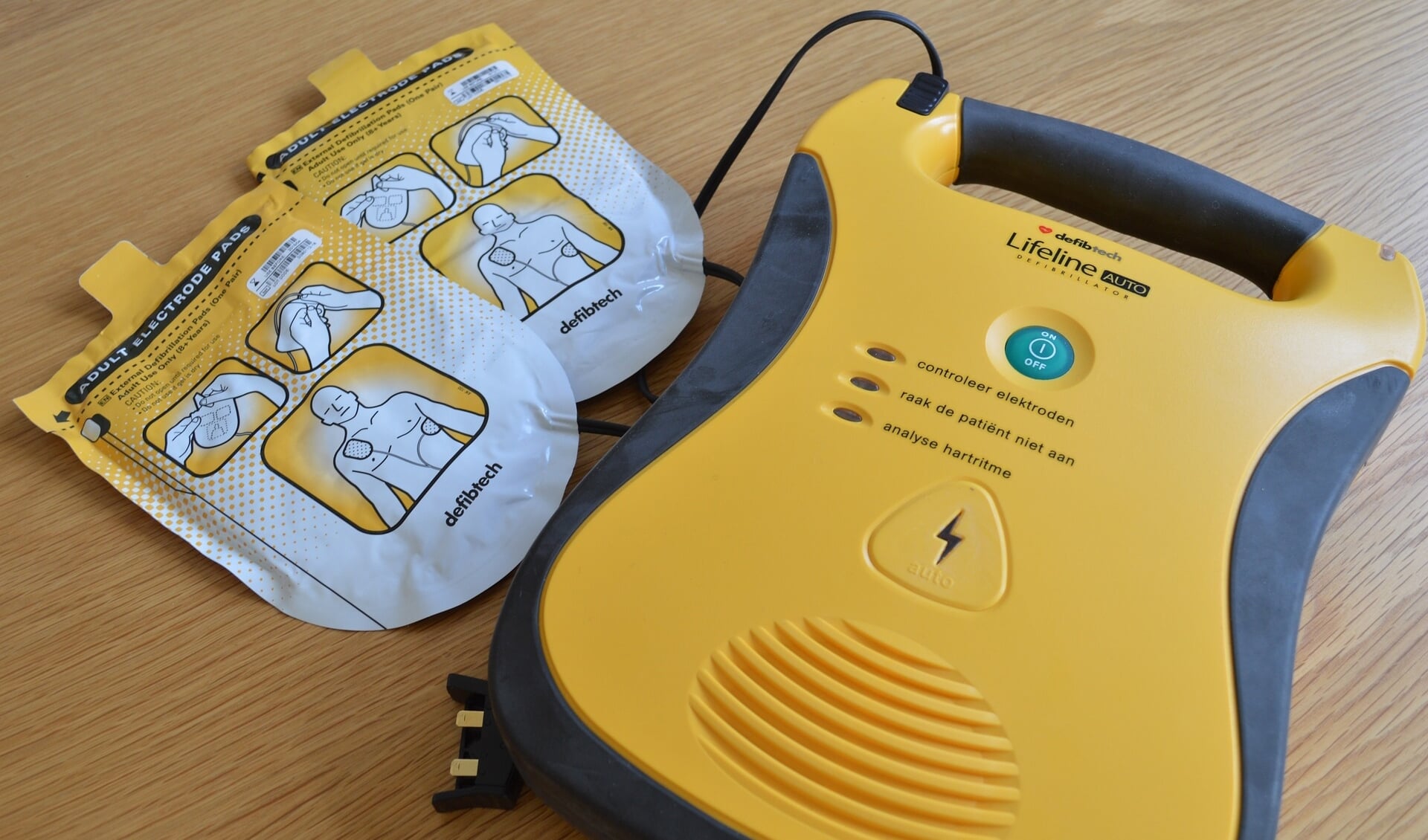 Tijdens de cursus leer je om te gaan met een Automatische Externe Defibrillator, oftewel AED.