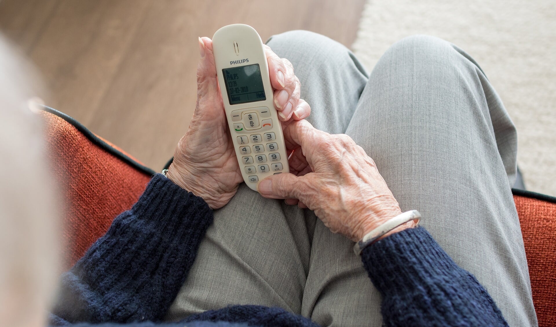 Niet alleen aan de deur proberen oplichters hun slag te slaan, dat gebeurt ook telefonisch. Geef nooit een pincode van een bankpas door.