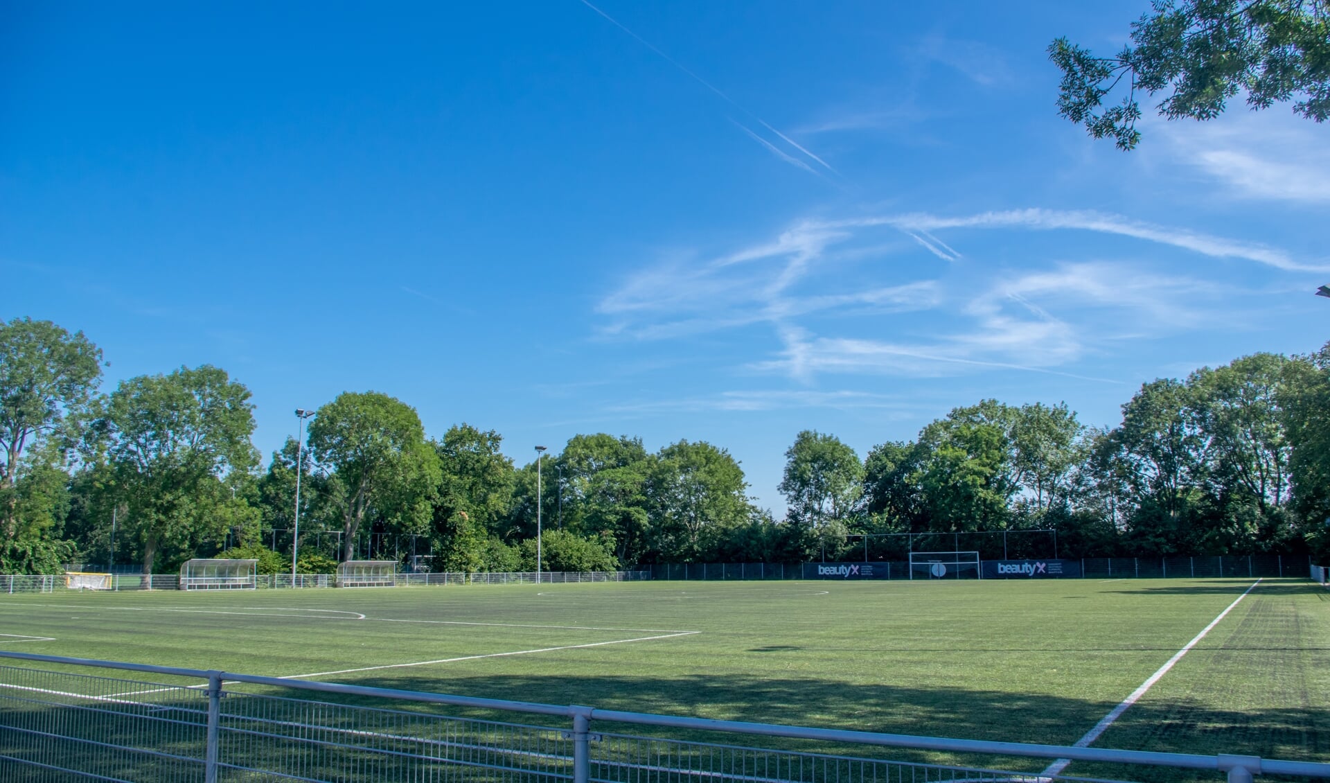 RCL is alleen gebruiker van de voetbalvelden in De Bloemerd, het onderhoud en de vervanging komt voor rekening van de gemeente. 