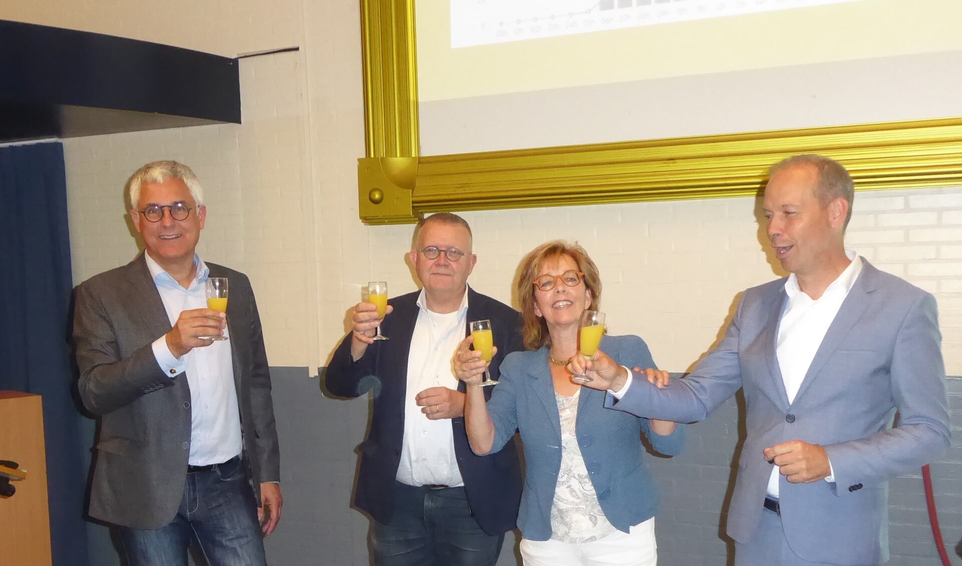 Het glas jus d'orange werd geheven op de start van het project. | Foto: Ina Verblaauw