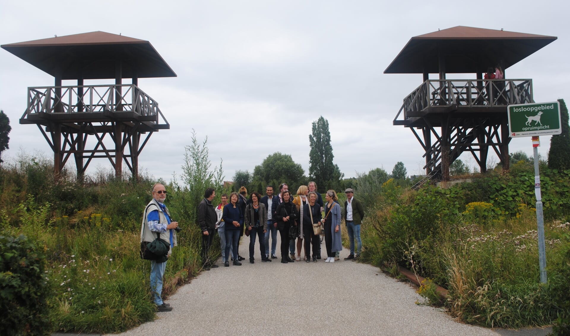 Een deelnemersgroep aan de vaartocht bewondert in het archeologisch park Matilo de nagebouwde wachttorens. 