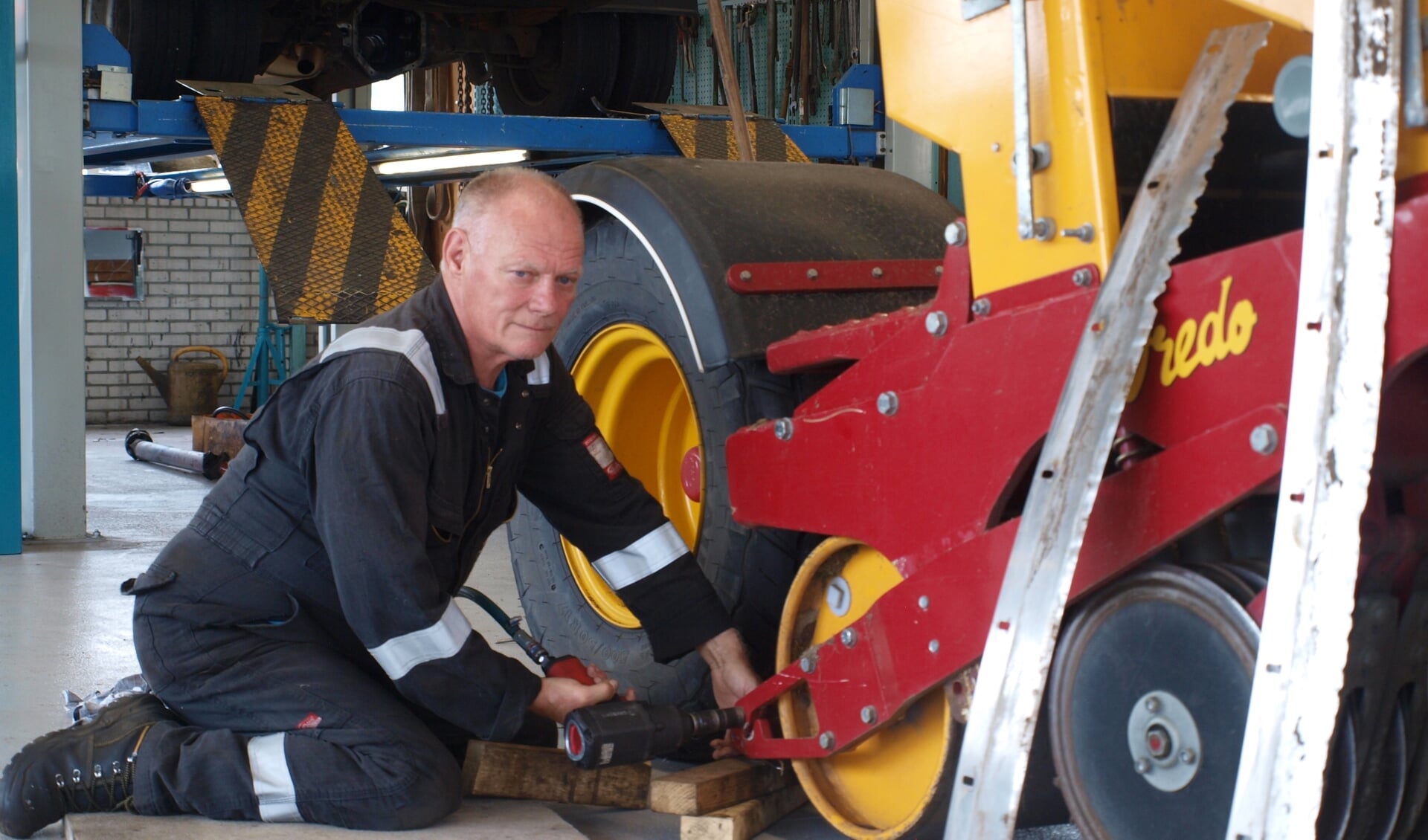 Jubilaris René Havenaar repareert een 'doorzaaimachine'. | Foto: Piet de Boer