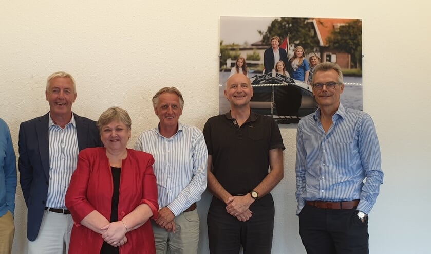 Rudi Heldeweg, Louis Eggen, Marjolein Schuurmans (alle VvE) Philip van der Post ( voorzitter Warmondse Ijsclub), Wethouder Arno van Kempen, Herman van Everdingen (penningmeester Warmondse IJsclub)