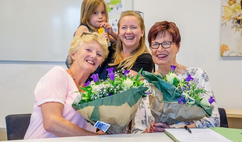V.l.n.r. bestuursleden Joke Jonker, Julia Aßhorn (met dochter Emelie) en Ina Franssen van Buurtvereniging Waterbieskreek na de ondertekening van de adoptiepapieren.