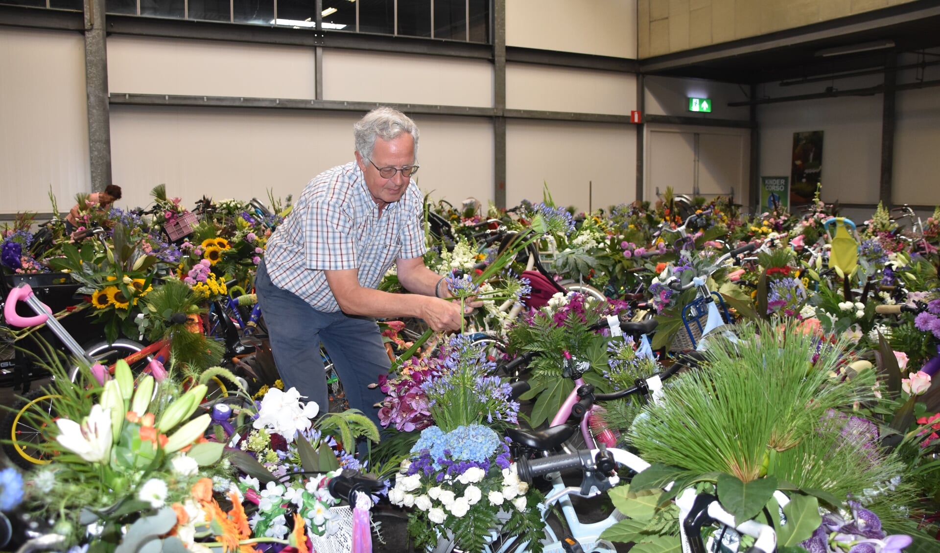 Harry Didden is een van de vrijwilligers die de bloem toeven op de fietsen heeft gemaakt. | Foto: CvdS.