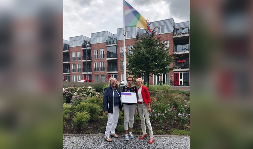 v.l.n.r.: Mary Braam, Ankie Jochemsz (bewonersvereniging) en Tiny Oostdam (Rabo coöperatiefonds). Gijs Beukhof, de initiatiefnemer van het AED-project, kon bij de uitreiking niet aanwezig zijn. | Foto: PR