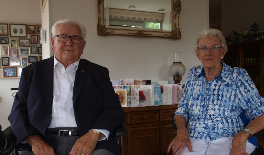 Het 60 jarig bruidspaar in hun woonkamer. | Foto: Piet de Boer