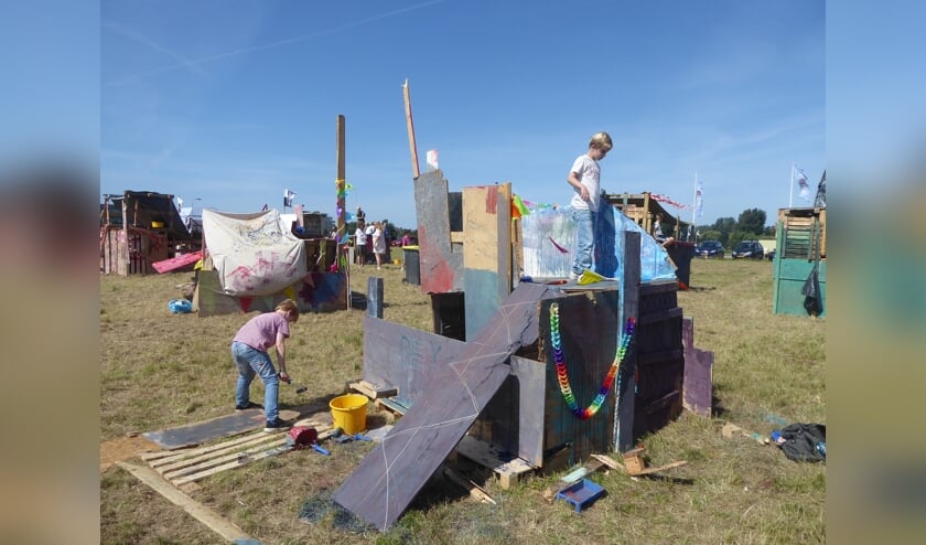 Onder een heerlijk zonnetje werd er druk gebouwd aan hutten. | Foto: Ina Verblaauw