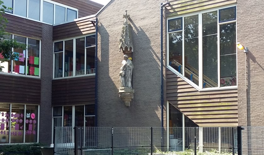 Het beeld bij de vorige locatie van de Josephschool. Hopelijk komt het heel van de gevel, dan kan het zijn plek krijgen bij de Oude School.